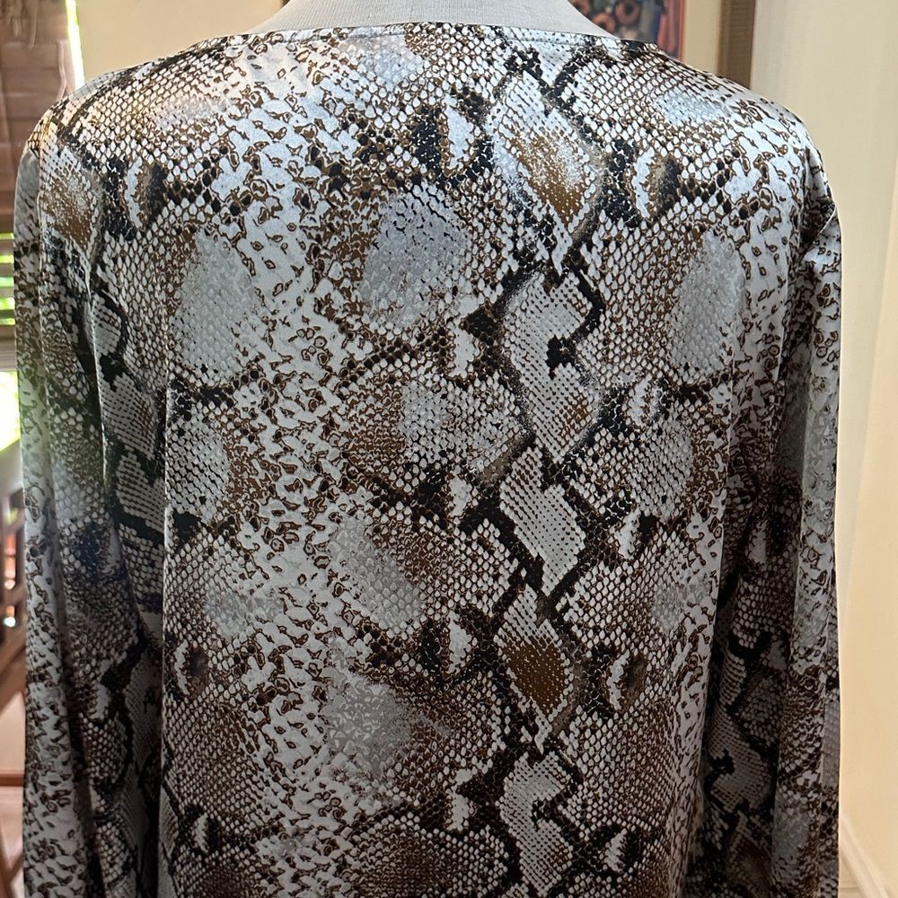 Chico’s Silver/Bronze Snake Print Sateen Long Sleeve Tunic Size 1-Medium - Picture 13 of 14